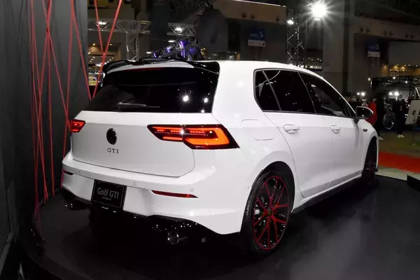 「ゴルフGTIオーナー注目のエッティンガーのエアロは購入可能！　紅白の２台が鎮座するVWブース【東京オートサロン2022】」の画像