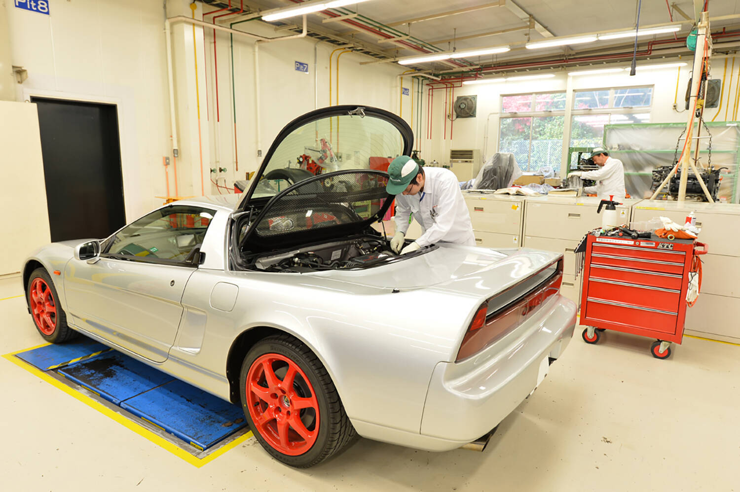 メーカー自ら旧車を直す！　クルマ好きが絶賛する「レストアプログラム」は本当に正義なのか