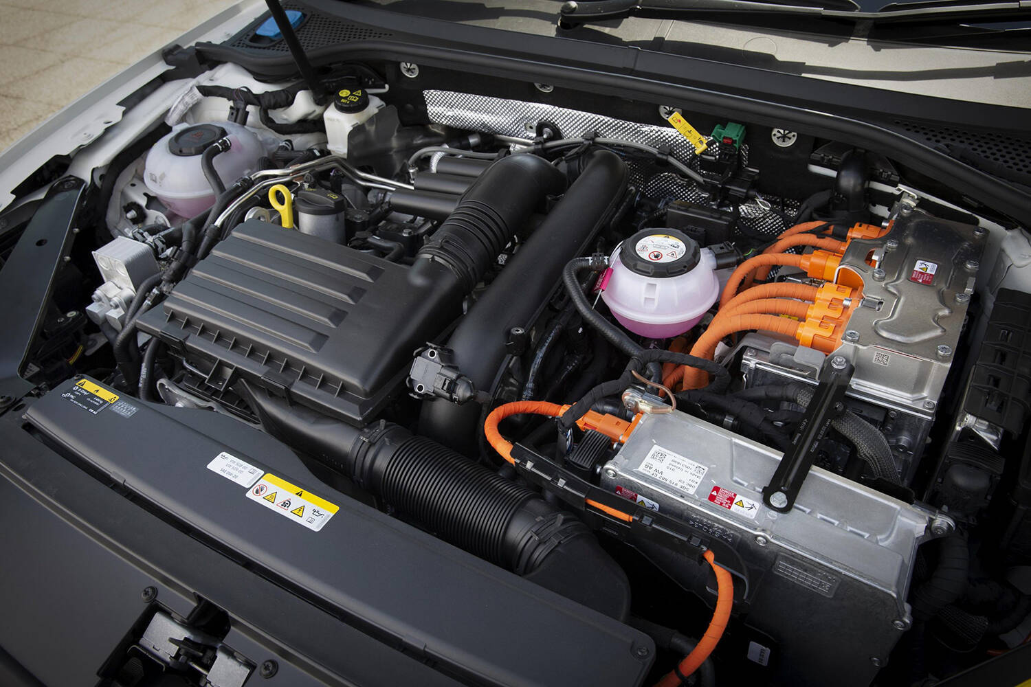 バッテリー容量増加でEV走行後続可能距離も57kmに！　フォルクスワーゲン・パサートにPHEVの「パサートGTEヴァリアント」を追加