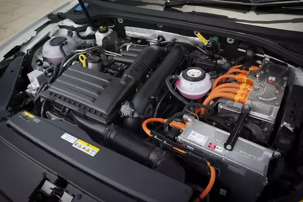 「バッテリー容量増加でEV走行後続可能距離も57kmに！　フォルクスワーゲン・パサートにPHEVの「パサートGTEヴァリアント」を追加」の画像