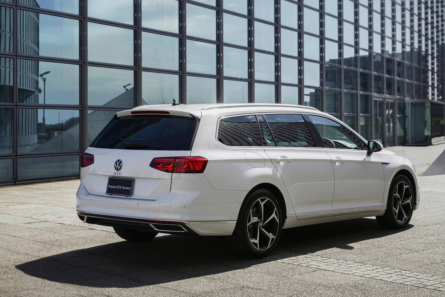 バッテリー容量増加でEV走行後続可能距離も57kmに！　フォルクスワーゲン・パサートにPHEVの「パサートGTEヴァリアント」を追加