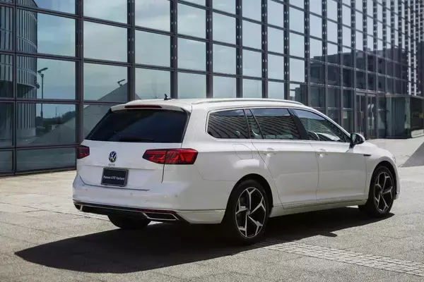 「バッテリー容量増加でEV走行後続可能距離も57kmに！　フォルクスワーゲン・パサートにPHEVの「パサートGTEヴァリアント」を追加」の画像