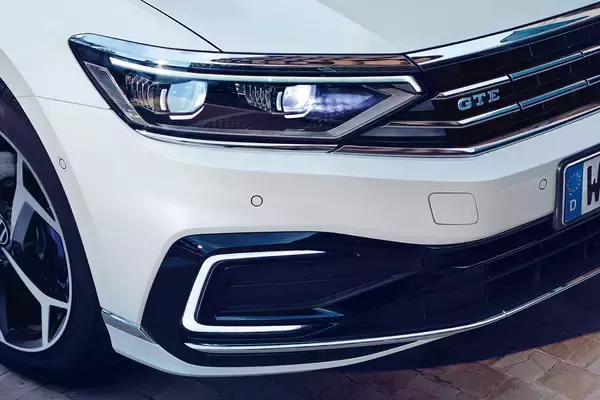 「バッテリー容量増加でEV走行後続可能距離も57kmに！　フォルクスワーゲン・パサートにPHEVの「パサートGTEヴァリアント」を追加」の画像