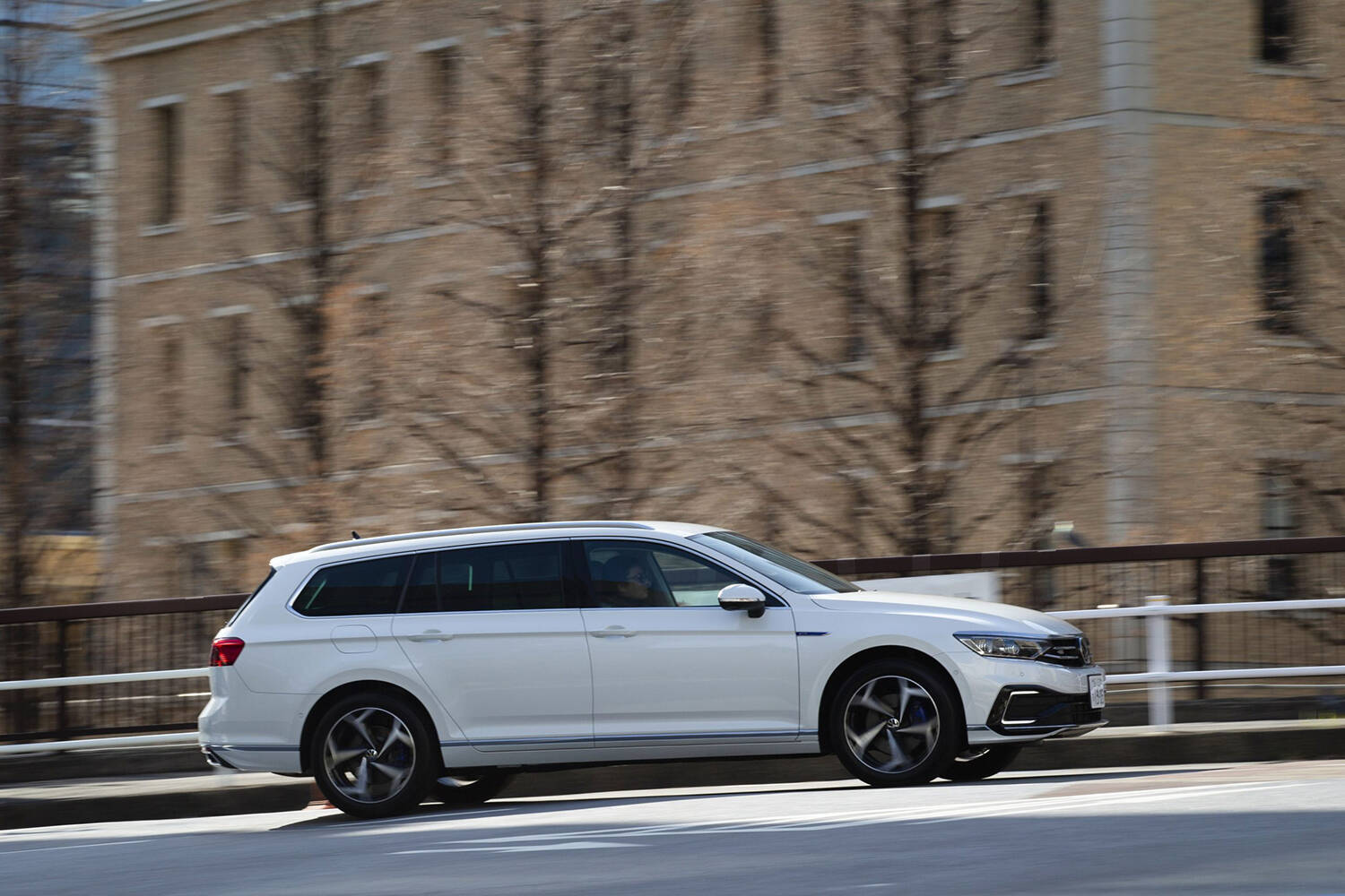 バッテリー容量増加でEV走行後続可能距離も57kmに！　フォルクスワーゲン・パサートにPHEVの「パサートGTEヴァリアント」を追加