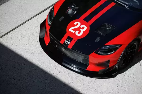 「日産＆NISMOのヘリテージをモダンにアレンジしたカラーリングがイカす！　NISSAN Z GT４を米国SEMAショーで一般公開」の画像