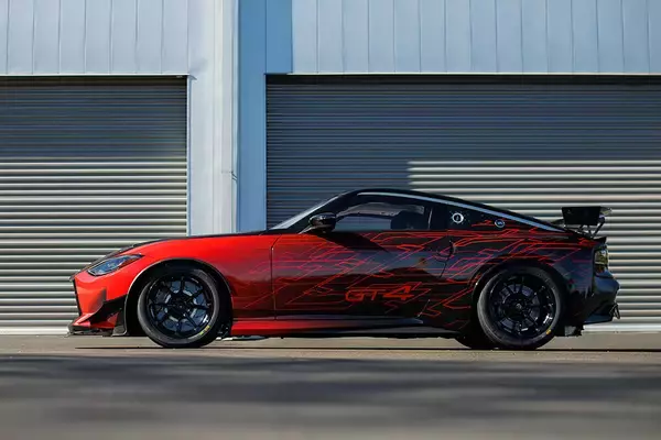 「日産＆NISMOのヘリテージをモダンにアレンジしたカラーリングがイカす！　NISSAN Z GT４を米国SEMAショーで一般公開」の画像