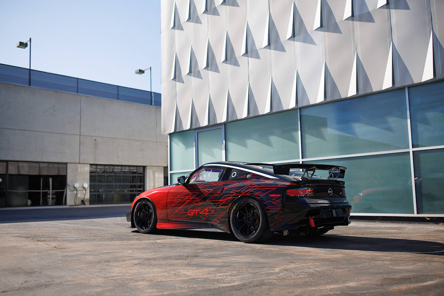 日産＆NISMOのヘリテージをモダンにアレンジしたカラーリングがイカす！　NISSAN Z GT４を米国SEMAショーで一般公開