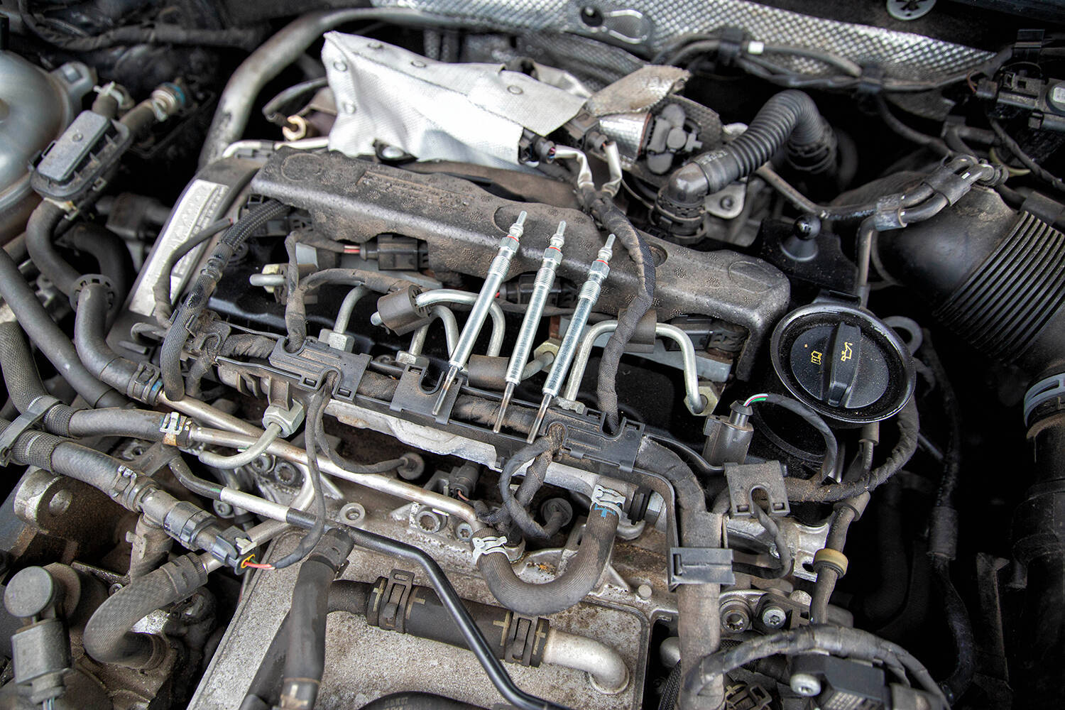 寒冷地のディーゼルは始動が大変……だから必要！　ガソリンエンジンにはない「グロープラグ」の役割とは