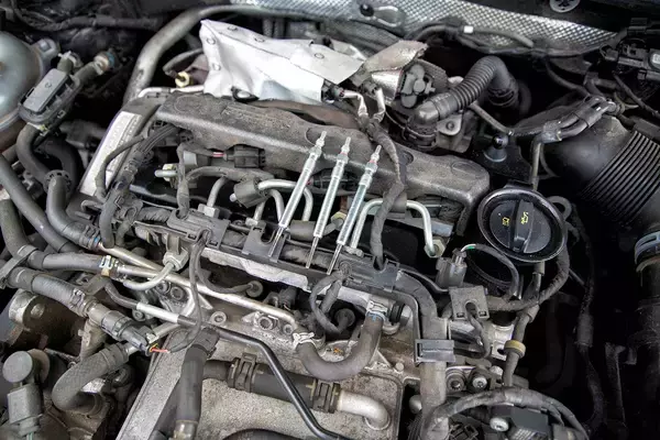 「寒冷地のディーゼルは始動が大変……だから必要！　ガソリンエンジンにはない「グロープラグ」の役割とは」の画像