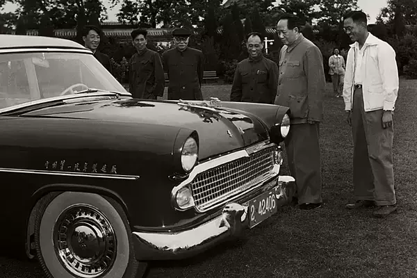 「日本に上陸した中国の最高級ブランド「紅旗」！　日本のセンチュリーや英国のロールスロイス以上に「別格」な存在だった」の画像