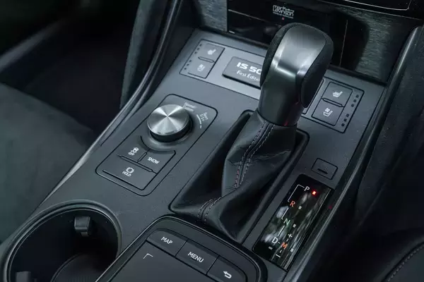 「【試乗】いまや超貴重な5リッターV8NAエンジン！　レクサスIS500が魅せた「下山仕込み」の超高レベルな走り」の画像