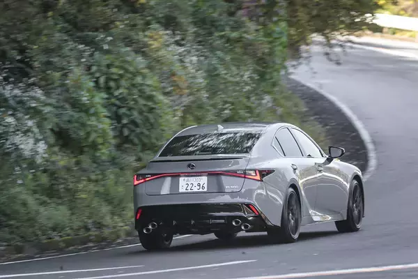 「【試乗】いまや超貴重な5リッターV8NAエンジン！　レクサスIS500が魅せた「下山仕込み」の超高レベルな走り」の画像