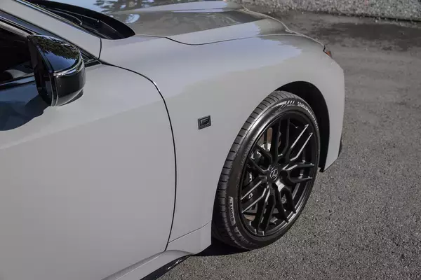 「【試乗】いまや超貴重な5リッターV8NAエンジン！　レクサスIS500が魅せた「下山仕込み」の超高レベルな走り」の画像