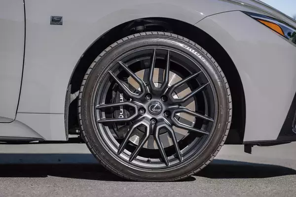 「【試乗】いまや超貴重な5リッターV8NAエンジン！　レクサスIS500が魅せた「下山仕込み」の超高レベルな走り」の画像