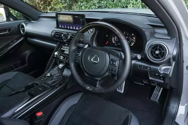 「【試乗】いまや超貴重な5リッターV8NAエンジン！　レクサスIS500が魅せた「下山仕込み」の超高レベルな走り」の画像