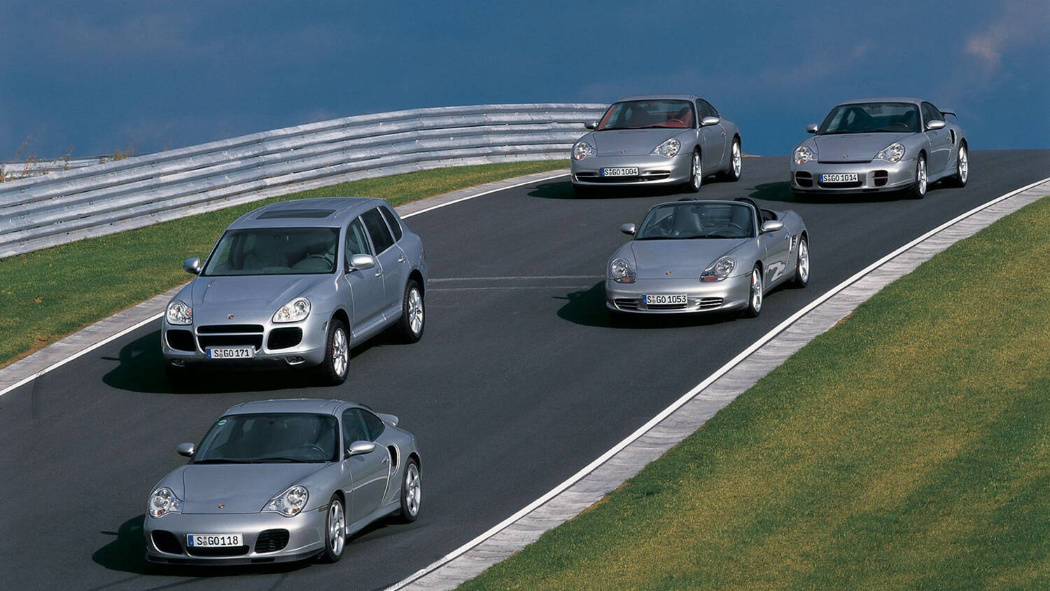 猫も杓子もSUVに乗る時代！　レーシングドライバーを納得させた「本当に走りのいい」SUVの実名とは