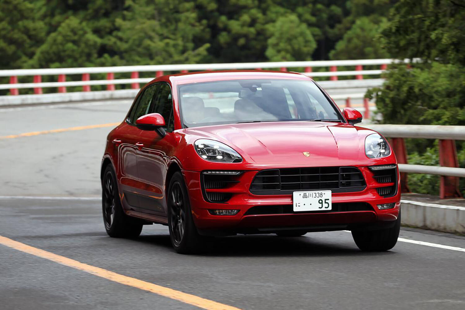 猫も杓子もSUVに乗る時代！　レーシングドライバーを納得させた「本当に走りのいい」SUVの実名とは