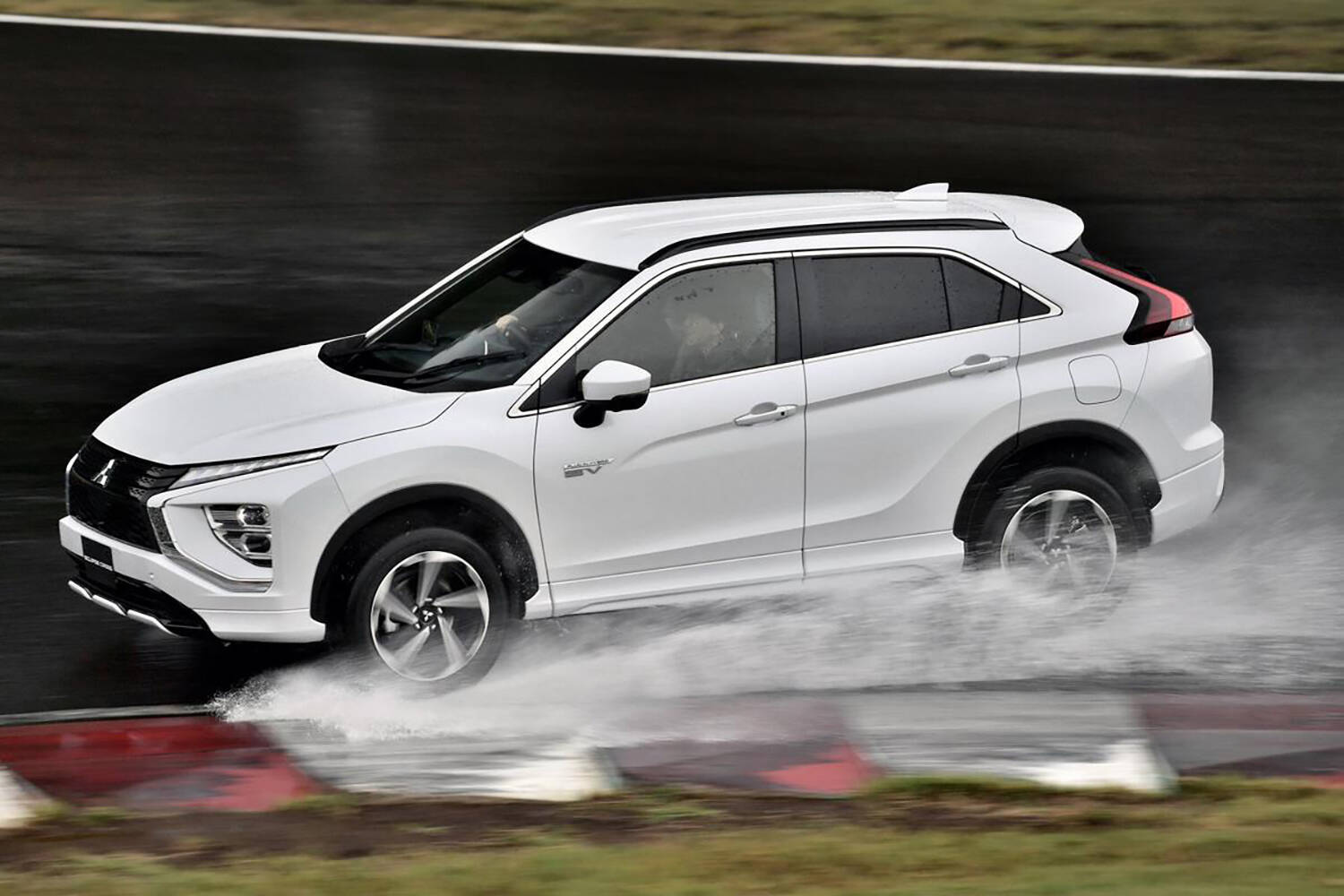 猫も杓子もSUVに乗る時代！　レーシングドライバーを納得させた「本当に走りのいい」SUVの実名とは