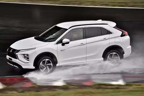 「猫も杓子もSUVに乗る時代！　レーシングドライバーを納得させた「本当に走りのいい」SUVの実名とは」の画像