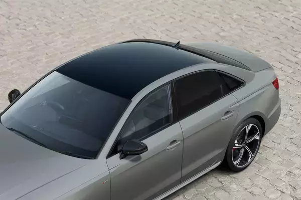 「「RS」とデザインを共有するアイテムでスポーティさをアピール！　アウディA4／A4アバント／A5スポーツバックに300台の限定モデル「ブラックスタイルプラス」を設定」の画像