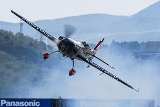 スゴ技披露中なのに「なんかまわってるなー」！　レクサスが技術協力する日本人エアレースパイロット室屋選手を直撃した