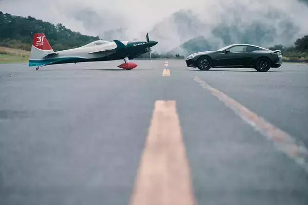 「スゴ技披露中なのに「なんかまわってるなー」！　レクサスが技術協力する日本人エアレースパイロット室屋選手を直撃した」の画像