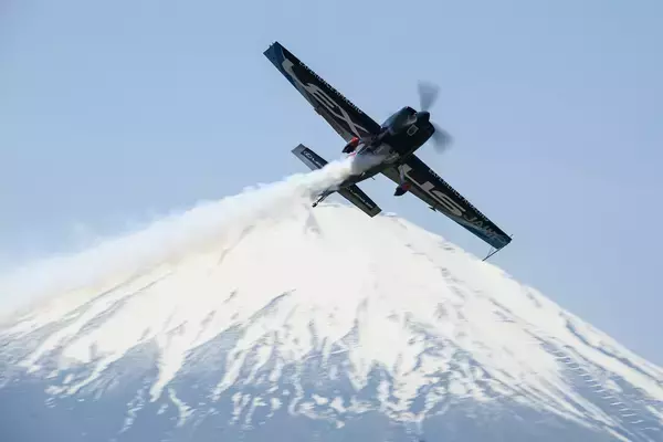 「スゴ技披露中なのに「なんかまわってるなー」！　レクサスが技術協力する日本人エアレースパイロット室屋選手を直撃した」の画像