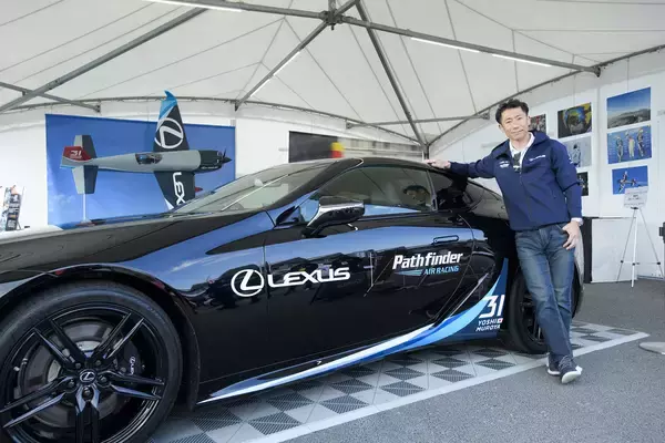「スゴ技披露中なのに「なんかまわってるなー」！　レクサスが技術協力する日本人エアレースパイロット室屋選手を直撃した」の画像