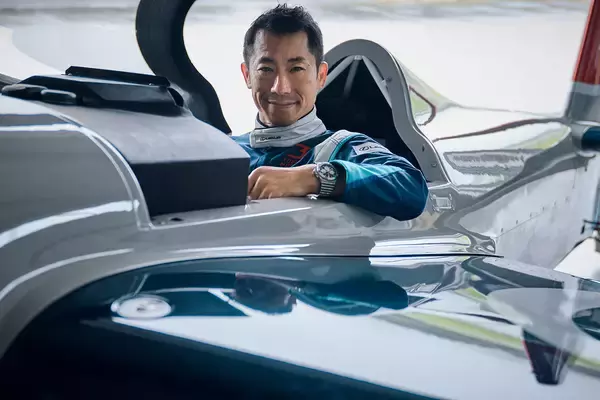 「スゴ技披露中なのに「なんかまわってるなー」！　レクサスが技術協力する日本人エアレースパイロット室屋選手を直撃した」の画像