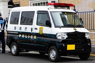 目の前で違反してるクルマを追いかけないのはナゼ？　ワンボックスのパトカーが取り締まりをしない謎