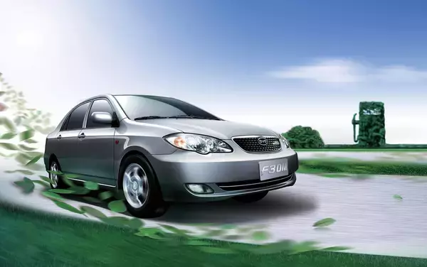 「メルセデスのエンブレムを付ける前に割れたガラス直せよ！　インドのオート三輪事情がもはやカオスだった」の画像