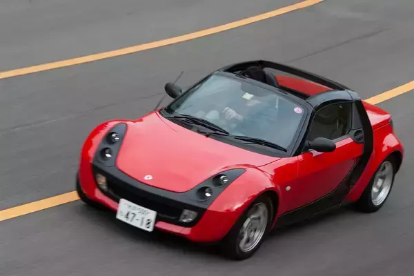 「クルマ好きの理想はコレだよコレ！　いま考えると「スマートロードスター」は夢のようなクルマだった」の画像