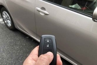 デッカイ駐車場でリモコンキーを連打してたら他人のクルマのドアが開いた……は昔の話！　いまどきのスマートキーは「兆」とか「京」とか天文学的なパターンが存在する