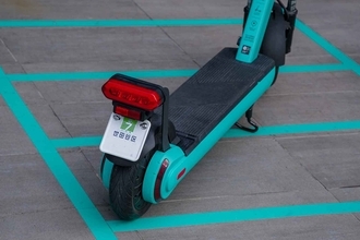 法定速度30km/hの原付きはヘルメット着用が義務で20km/hの電動キックボードは努力義務！　この「差」と危険度をマジメに考えてみた