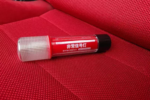 「「発煙筒」ではなく「発炎筒」が正式！　有効期限切れは車検でNGな「赤い筒」の中身」の画像