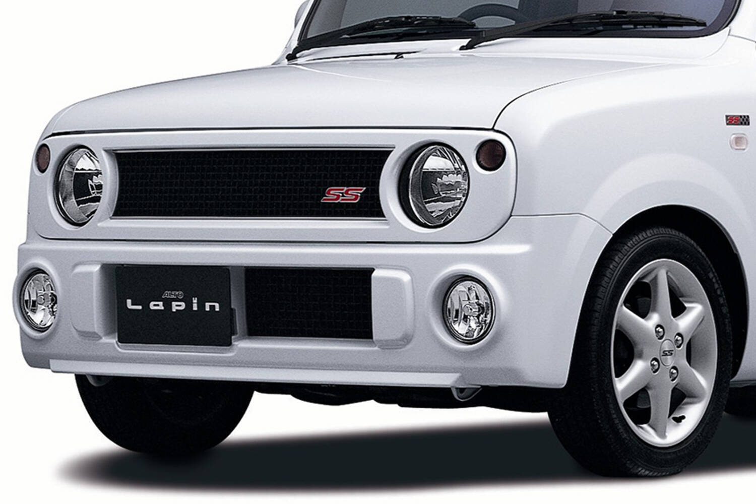 かわいさとは無縁の快速うさぎ！　5速MTにモモステにバケットシートまで装備した初代ラパン「SS」の衝撃