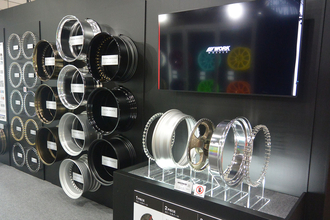 新時代のスポーツホイールが集結！　WORKブースでアルミホイールの最先端を体感せよ【東京オートサロン2026】