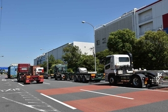 港湾の舗装は普通の道路とはひと味違う！　重い荷物や車両の動きを計算し尽くした設計だった