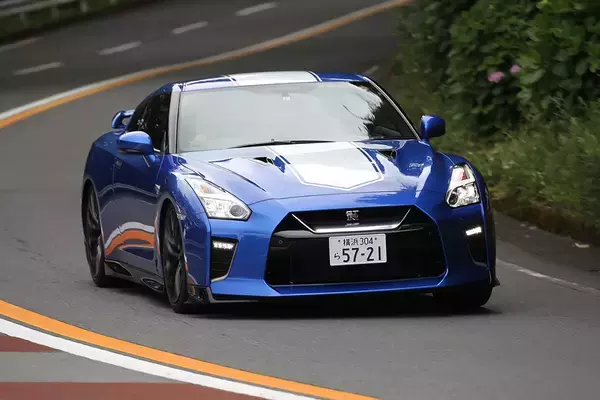 「日本車の「燃費」最良車と最悪車を比べたら衝撃の結果！　たった100km走って燃料代に「1800円以上」の差が出た」の画像