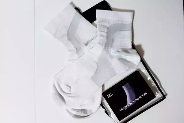 「ミズノから新発売のドライビングシューズが普段使いもイケて運転もラクで控えめに言って最高だった」の画像