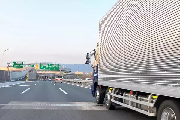 「邪魔したくて塞いでるワケじゃない！　「430休憩」「乗用車」「大手運送会社の路線便」長距離トラックドライバーを苦しめる３つの要因」の画像