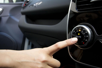 燃費が悪くなるっていうから冬はクルマのエアコンは「A/C」オフにしてますが……じつはイマドキのクルマは常時「ON」が正解だった