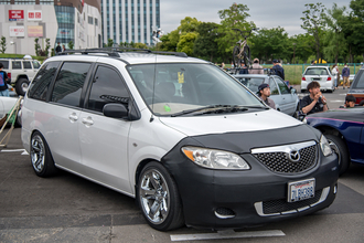 クルマの鼻先を黒く覆う「ノーズブラ」ってなに？　アメリカらしさの演出に欠かせないアイテムの正体とは