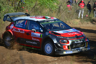 サンルーフなワケでもないのになぜ？　ラリー車の屋根にある「謎の穴」の正体とは