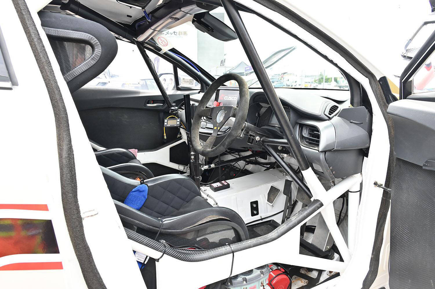 サンルーフなワケでもないのになぜ？　ラリー車の屋根にある「謎の穴」の正体とは