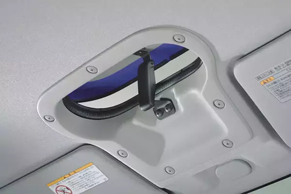 「サンルーフなワケでもないのになぜ？　ラリー車の屋根にある「謎の穴」の正体とは」の画像