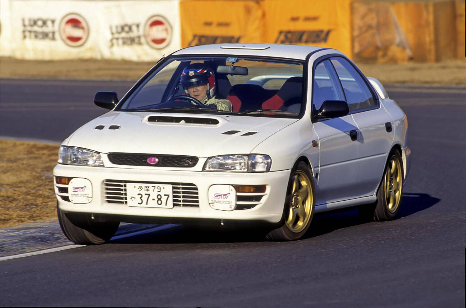 サンルーフなワケでもないのになぜ？　ラリー車の屋根にある「謎の穴」の正体とは