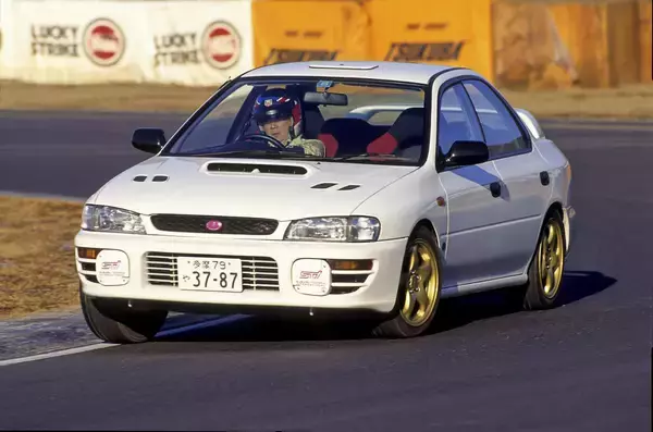 「サンルーフなワケでもないのになぜ？　ラリー車の屋根にある「謎の穴」の正体とは」の画像