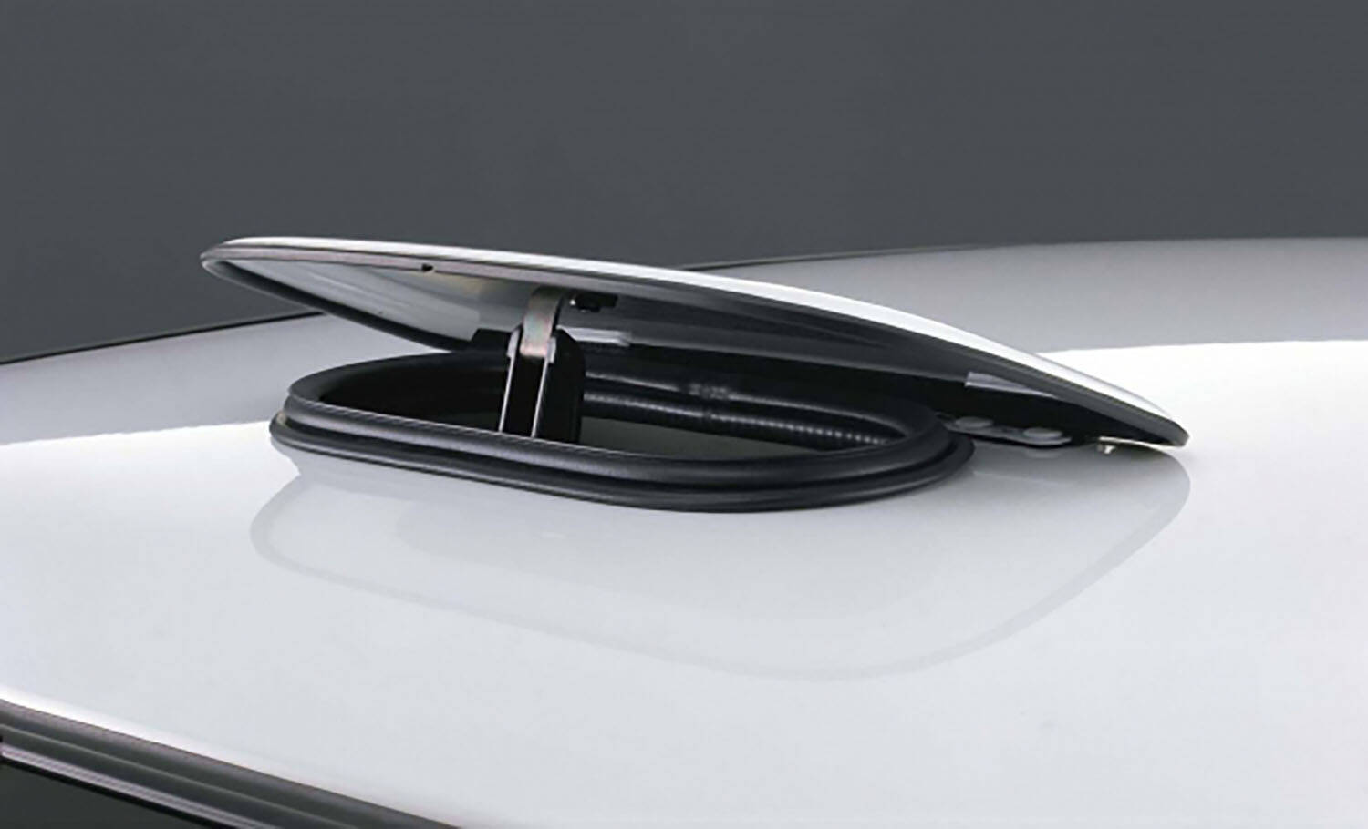 サンルーフなワケでもないのになぜ？　ラリー車の屋根にある「謎の穴」の正体とは