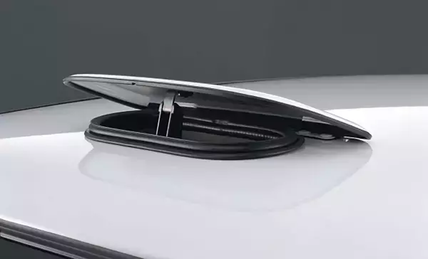 「サンルーフなワケでもないのになぜ？　ラリー車の屋根にある「謎の穴」の正体とは」の画像